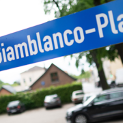 Ein Schild weist auf den Orazio-Giamblanco-Platz hin (Foto: dpa / Sebastian Gollnow)