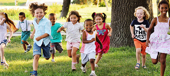 Geflüchtete Kinder haben Spaß bei Sommeraktivitäten (Foto: Evgeniy Kalinovskiy – stock.adobe.com)